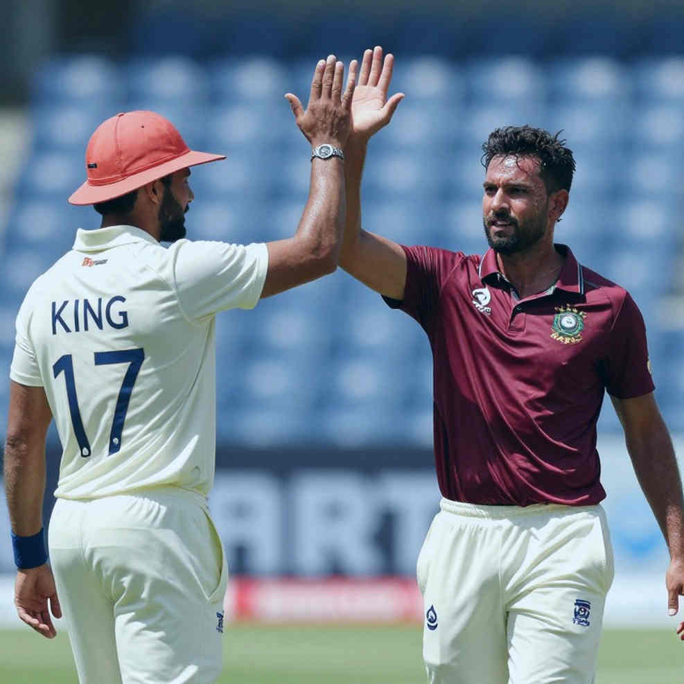 মিরাজের জ্বর, আবু ধাবির মাঝের উইকেট আর চার ওভারের হিসাব: বাংলাদেশের স্পিন ব্যালান্স যেখানে মিলছে না