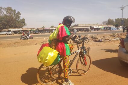 Fédération Mali-Burkina Faso : Aboubacar Koné Demba DOUCOURE est arrivé à vélo pour plaider auprès du président