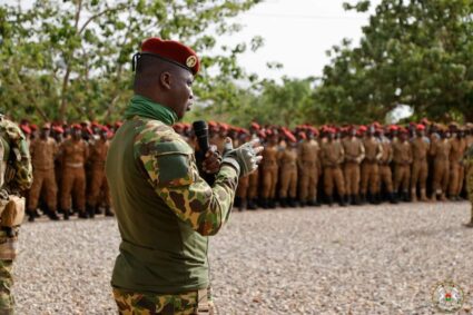 Sécurité dans la région de l’Est : le Capitaine Ibrahim TRAORE exhorte les forces combattantes à changer de paradigme