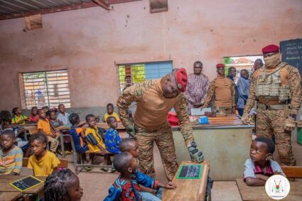 Education : le Capitaine Ibrahim TRAORE, enseignant d’une matinée à l’Ecole « B » de Péni